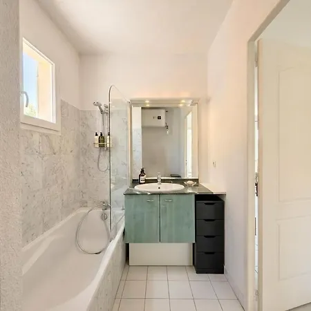 Lejlighed Cozy Place With Swimming Pool, Terrace And Small Garden Sainte-Maxime